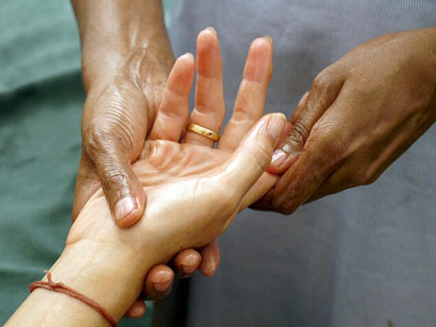 Manual therapy is a very popular method for the treatment of rhizarthrosis affecting the joints of the fingers. 